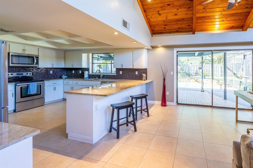 Activo con contrato: $670,000 (3 camas, 2 baños, 2575 Pies cuadrados)