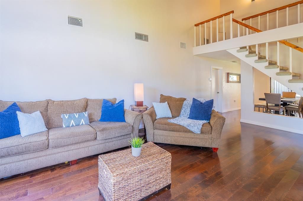 Activo con contrato: $670,000 (3 camas, 2 baños, 2575 Pies cuadrados)