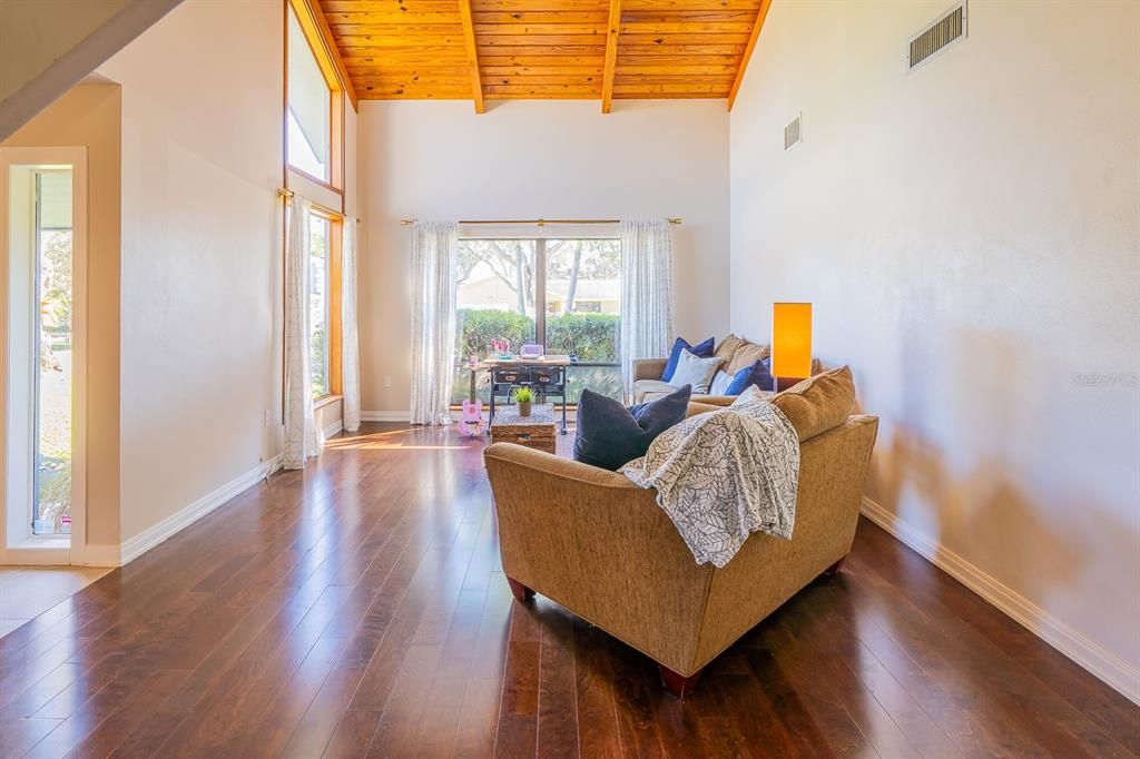 Activo con contrato: $670,000 (3 camas, 2 baños, 2575 Pies cuadrados)