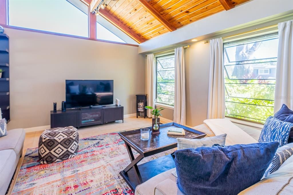 Activo con contrato: $670,000 (3 camas, 2 baños, 2575 Pies cuadrados)