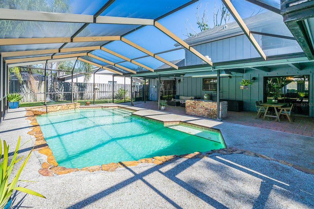 Activo con contrato: $670,000 (3 camas, 2 baños, 2575 Pies cuadrados)