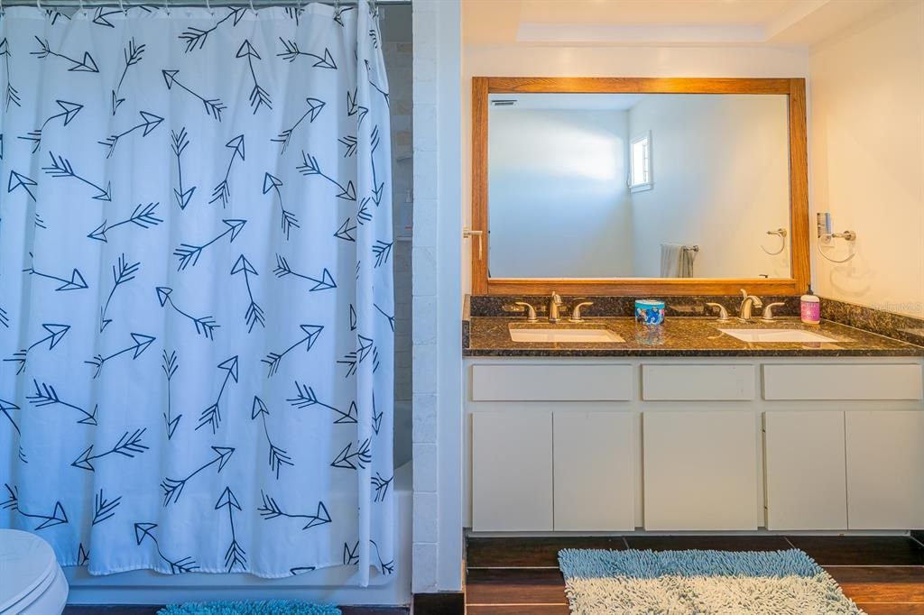 Activo con contrato: $670,000 (3 camas, 2 baños, 2575 Pies cuadrados)