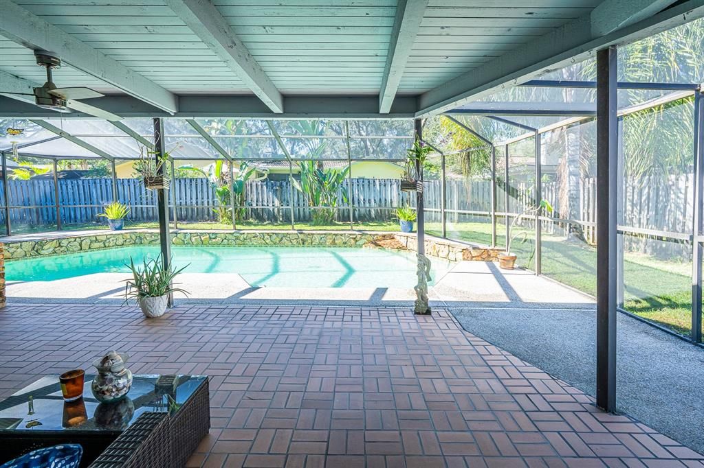 Activo con contrato: $670,000 (3 camas, 2 baños, 2575 Pies cuadrados)