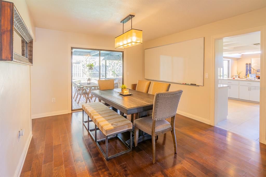 Activo con contrato: $670,000 (3 camas, 2 baños, 2575 Pies cuadrados)