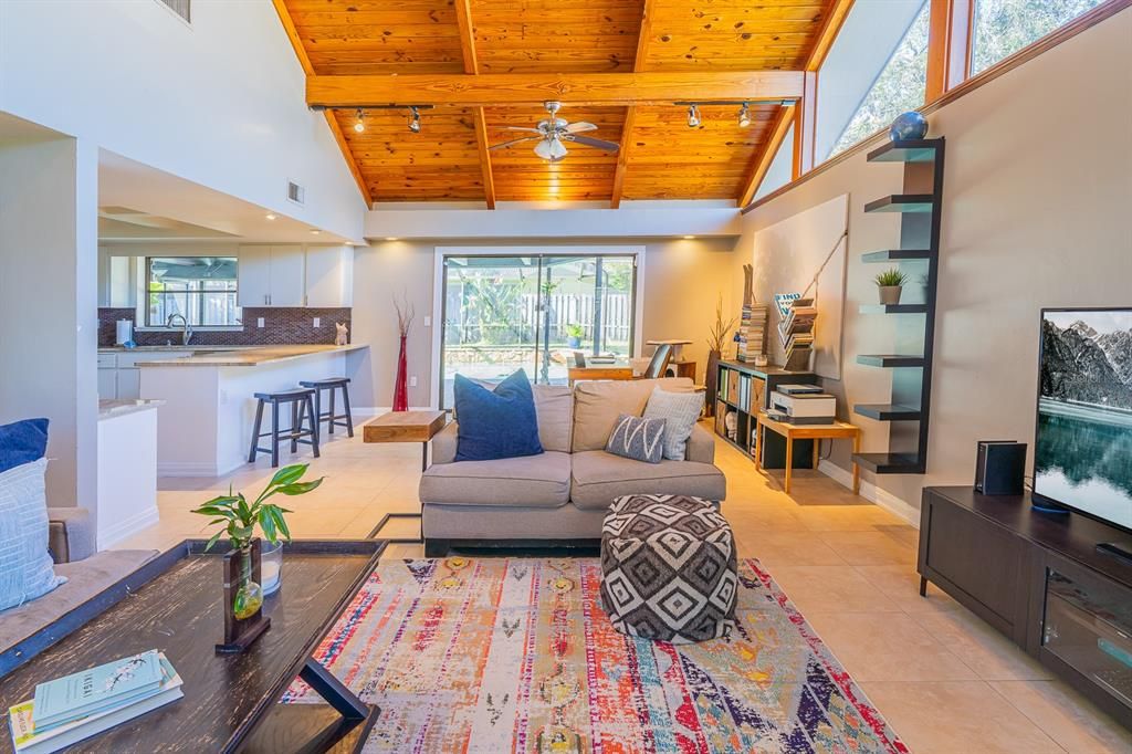 Activo con contrato: $670,000 (3 camas, 2 baños, 2575 Pies cuadrados)