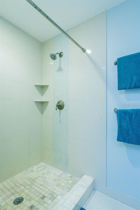 Activo con contrato: $670,000 (3 camas, 2 baños, 2575 Pies cuadrados)