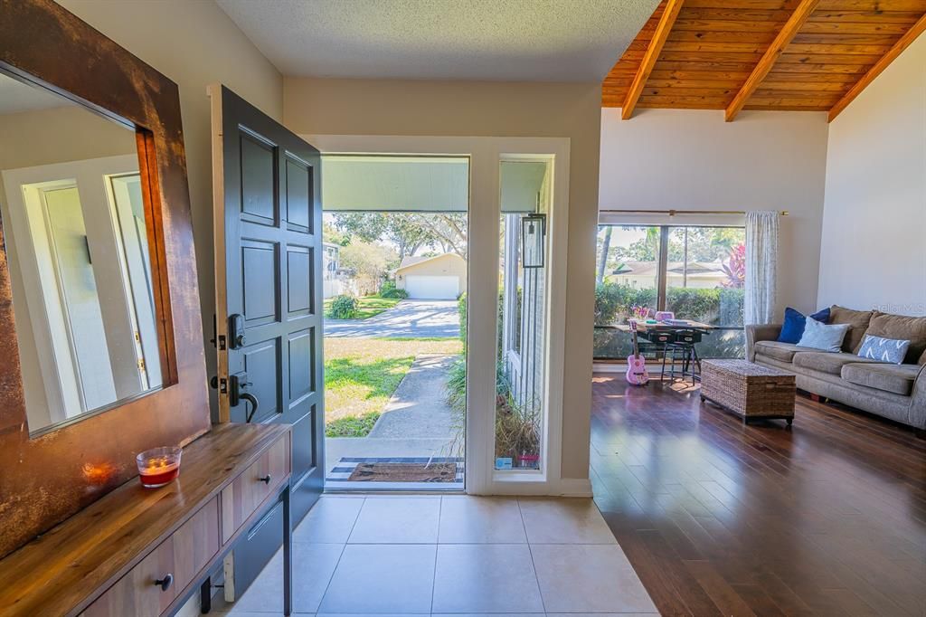 Activo con contrato: $670,000 (3 camas, 2 baños, 2575 Pies cuadrados)