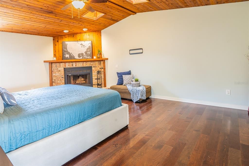 Activo con contrato: $670,000 (3 camas, 2 baños, 2575 Pies cuadrados)