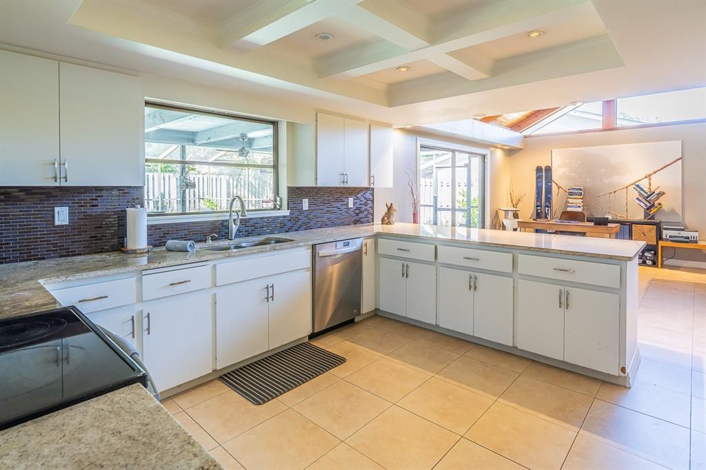 Activo con contrato: $670,000 (3 camas, 2 baños, 2575 Pies cuadrados)