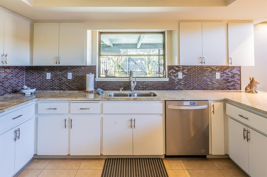 Activo con contrato: $670,000 (3 camas, 2 baños, 2575 Pies cuadrados)