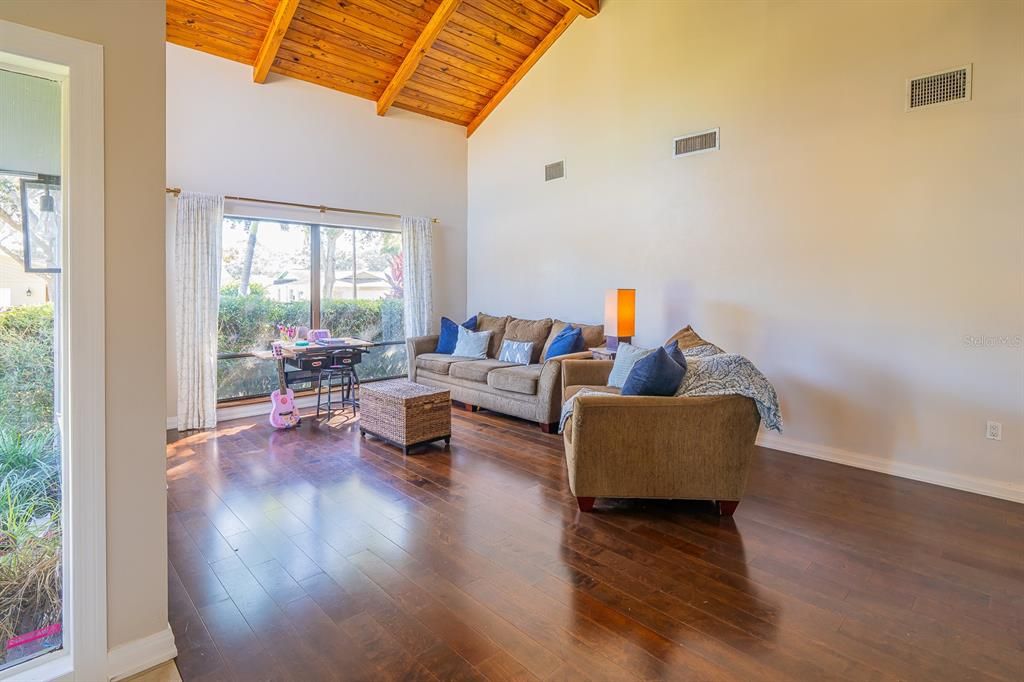 Activo con contrato: $670,000 (3 camas, 2 baños, 2575 Pies cuadrados)