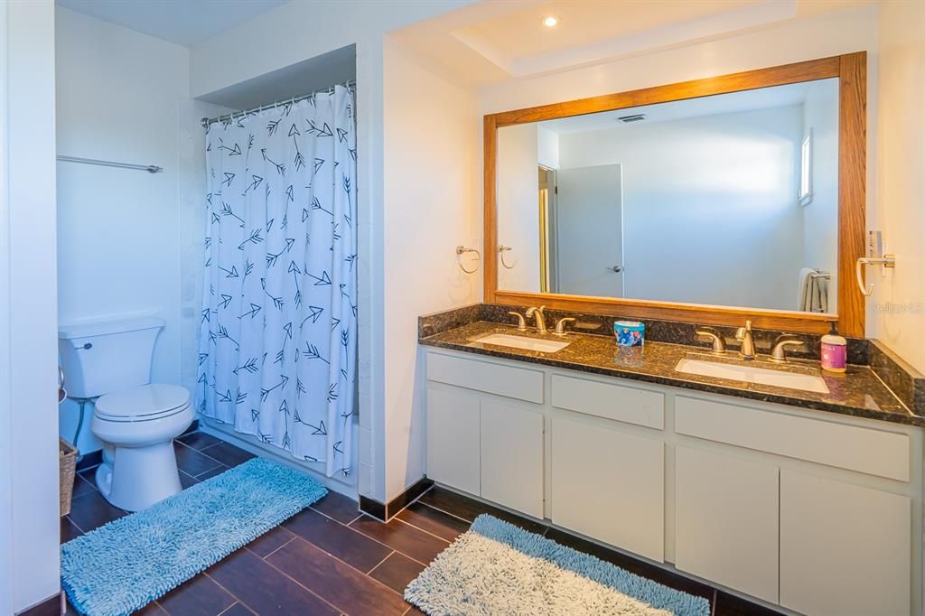 Activo con contrato: $670,000 (3 camas, 2 baños, 2575 Pies cuadrados)