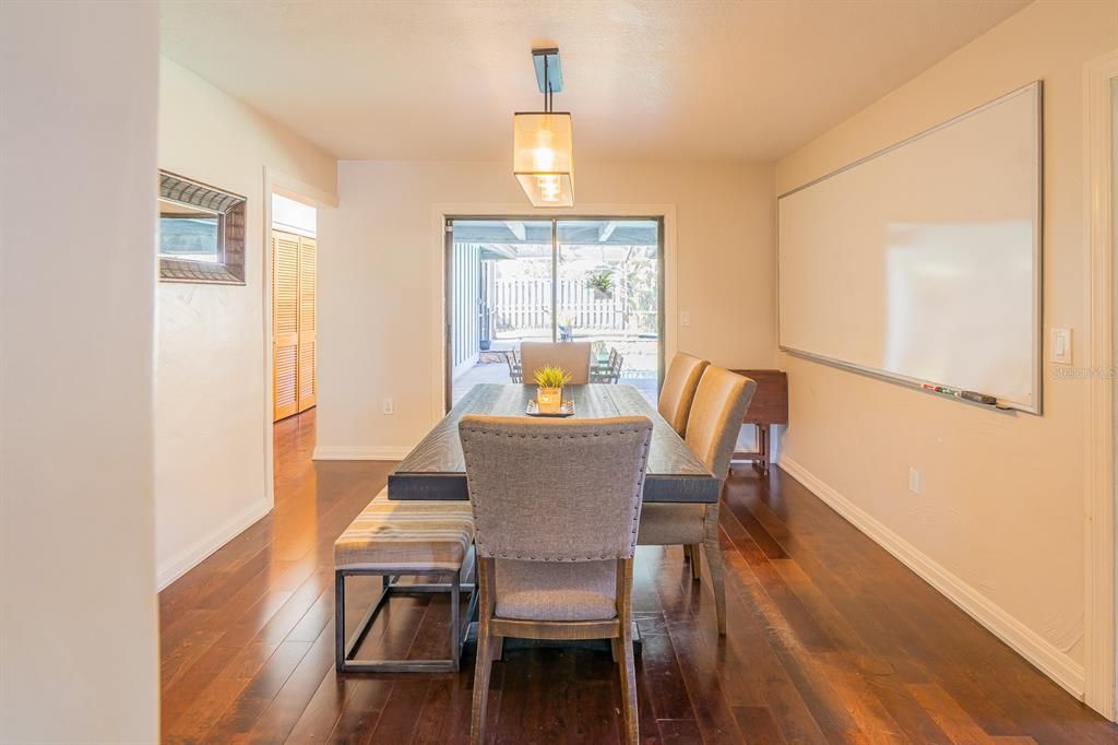 Activo con contrato: $670,000 (3 camas, 2 baños, 2575 Pies cuadrados)