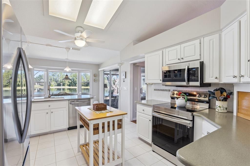 Active With Contract: $320,000 (3 beds, 2 baths, 1926 Square Feet)