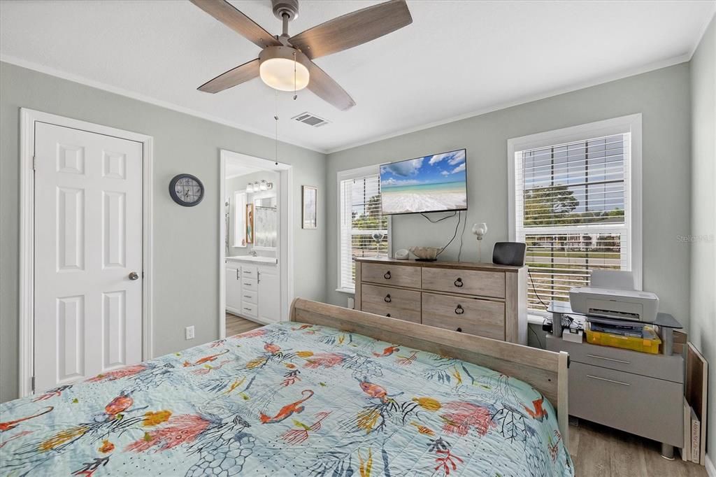 For Sale: $249,900 (2 beds, 2 baths, 1032 Square Feet)