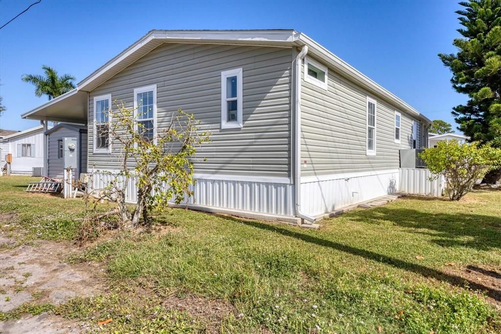 For Sale: $249,900 (2 beds, 2 baths, 1032 Square Feet)