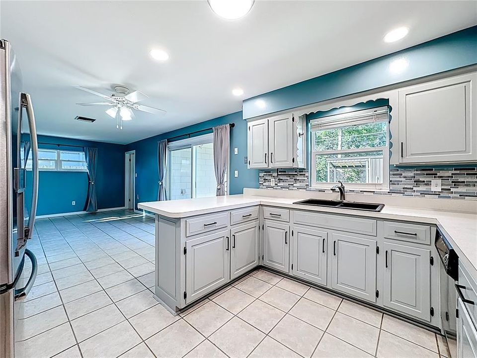 待售: $425,000 (3 贝兹, 2 浴室, 1649 平方英尺)