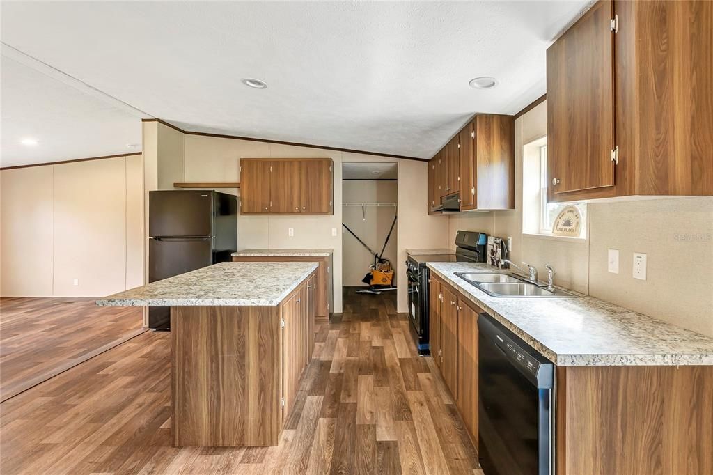 For Sale: $420,000 (4 beds, 2 baths, 1568 Square Feet)