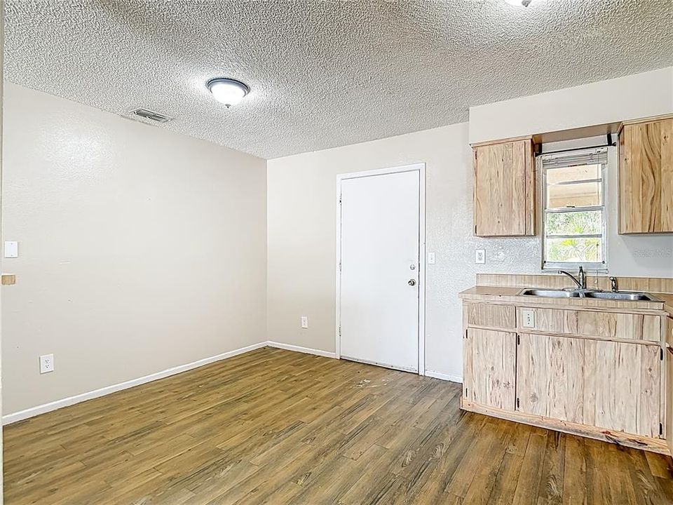 Activo con contrato: $349,900 (4 camas, 0 baños, 1690 Pies cuadrados)