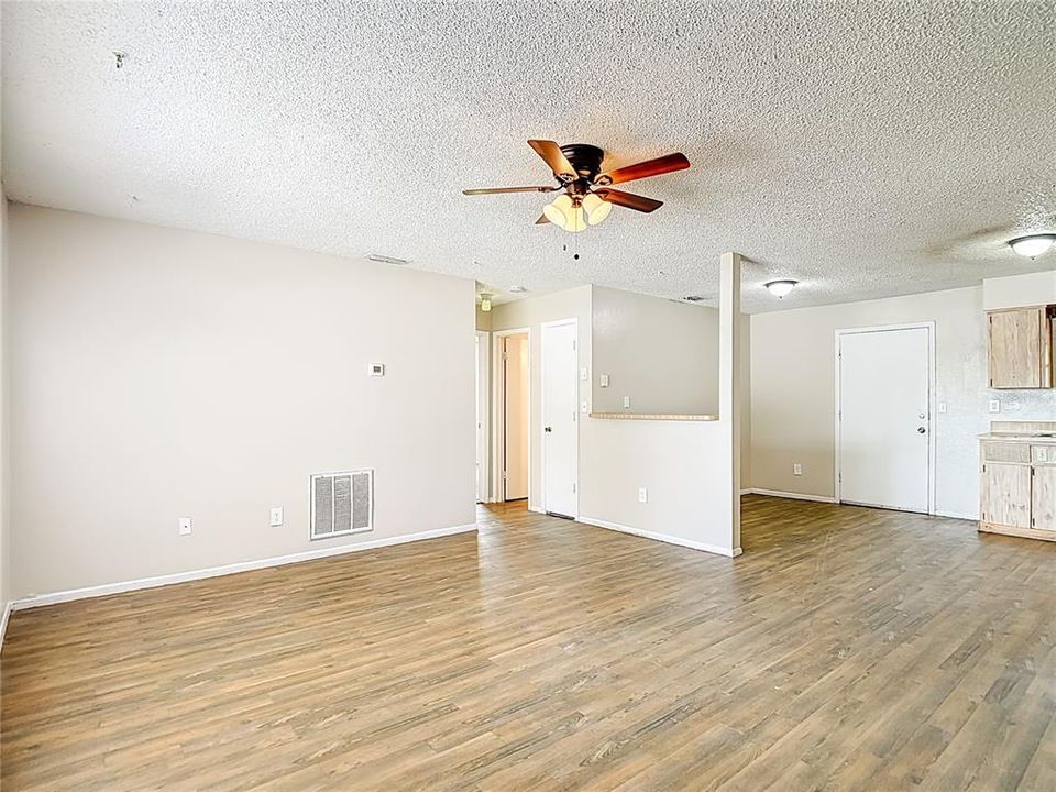 Activo con contrato: $349,900 (4 camas, 0 baños, 1690 Pies cuadrados)