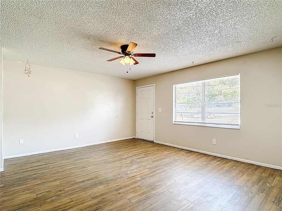 Activo con contrato: $349,900 (4 camas, 0 baños, 1690 Pies cuadrados)