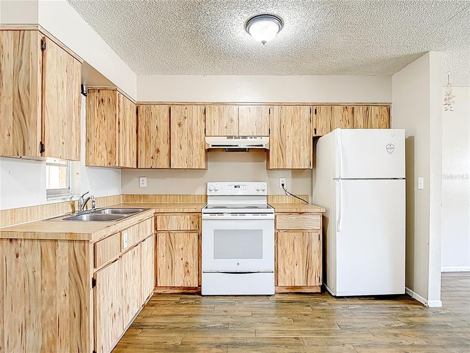 Activo con contrato: $349,900 (4 camas, 0 baños, 1690 Pies cuadrados)