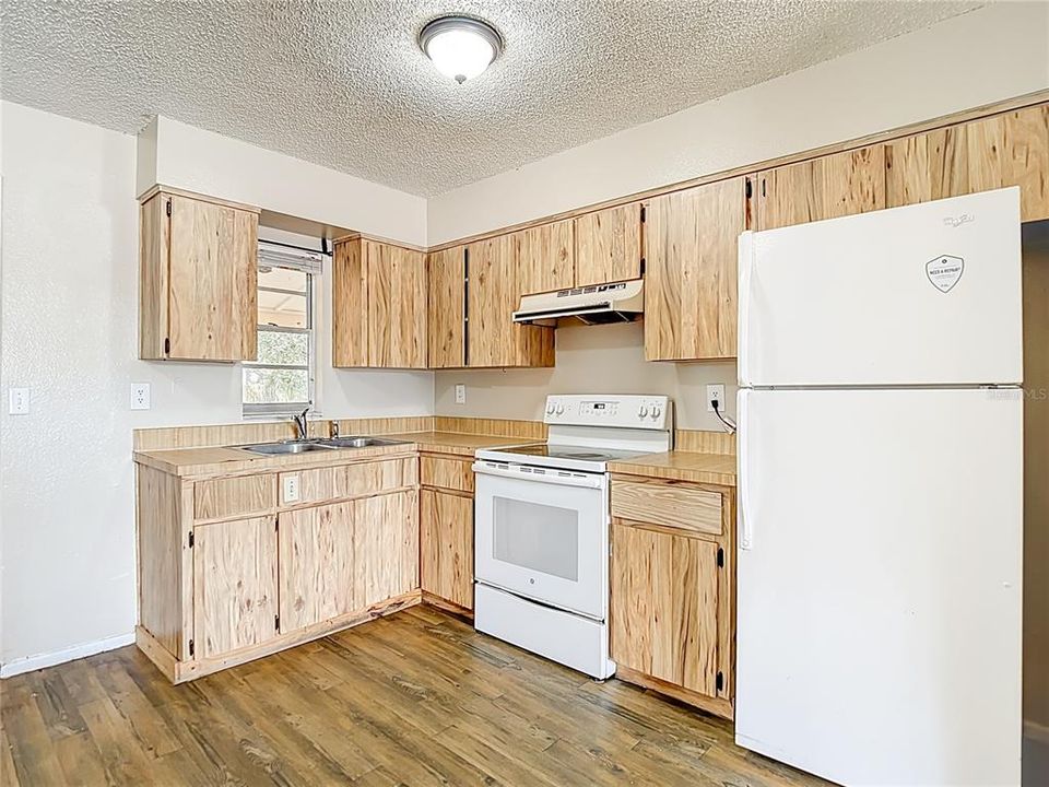 Activo con contrato: $349,900 (4 camas, 0 baños, 1690 Pies cuadrados)