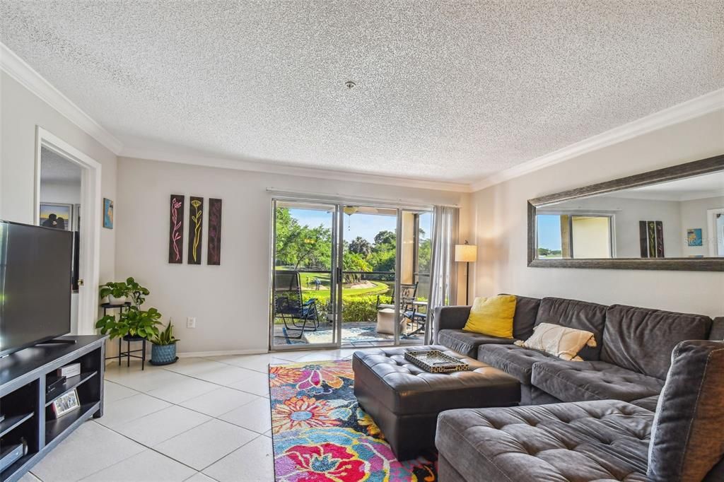 Active With Contract: $232,000 (2 beds, 2 baths, 984 Square Feet)