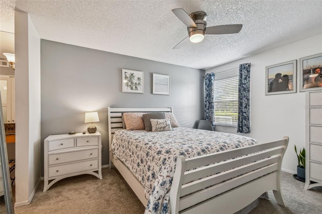 Active With Contract: $232,000 (2 beds, 2 baths, 984 Square Feet)