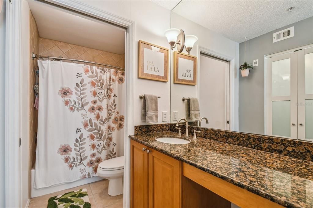 Active With Contract: $232,000 (2 beds, 2 baths, 984 Square Feet)