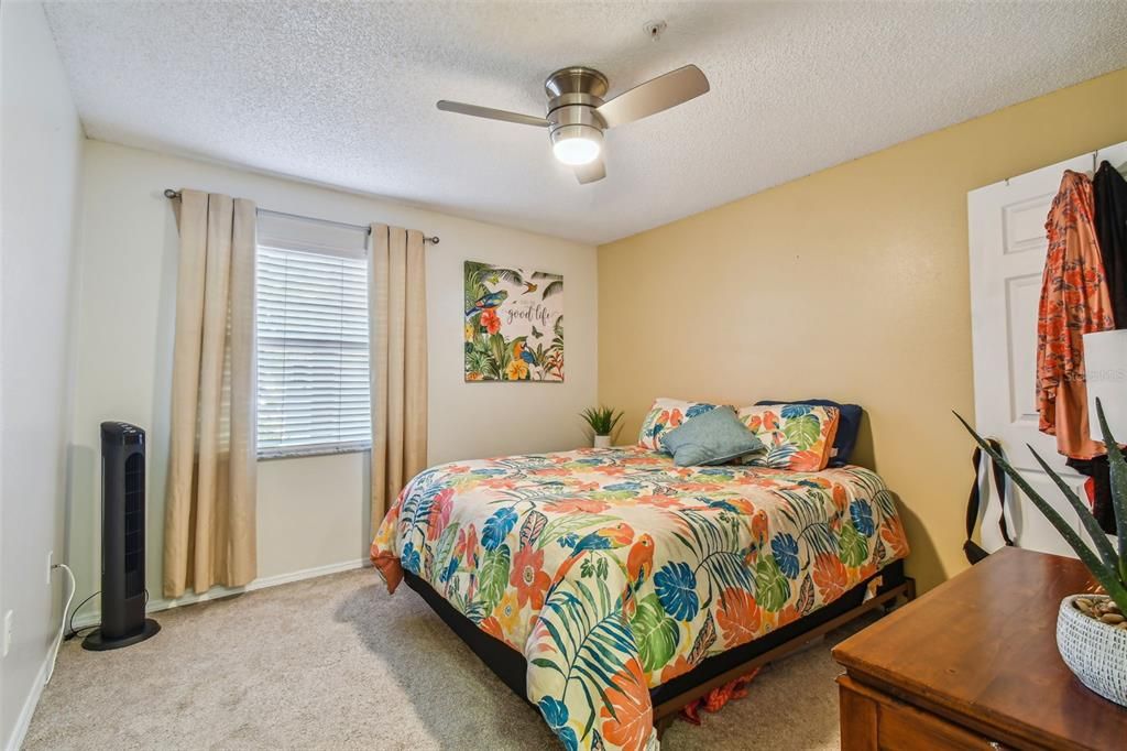 Active With Contract: $232,000 (2 beds, 2 baths, 984 Square Feet)