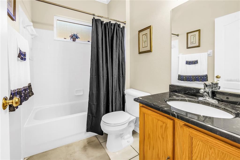 合同活跃: $370,000 (4 贝兹, 2 浴室, 1808 平方英尺)