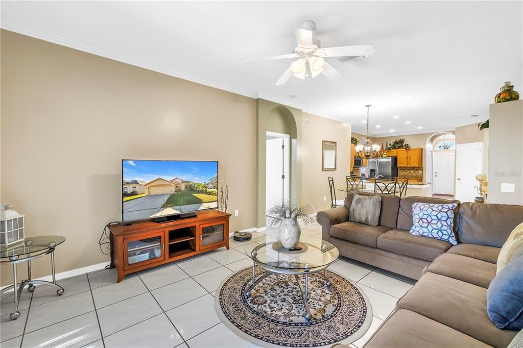 合同活跃: $370,000 (4 贝兹, 2 浴室, 1808 平方英尺)