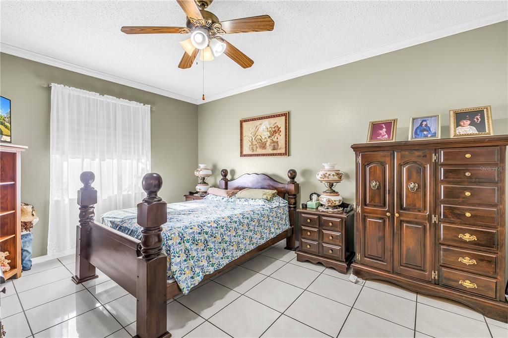 合同活跃: $370,000 (4 贝兹, 2 浴室, 1808 平方英尺)