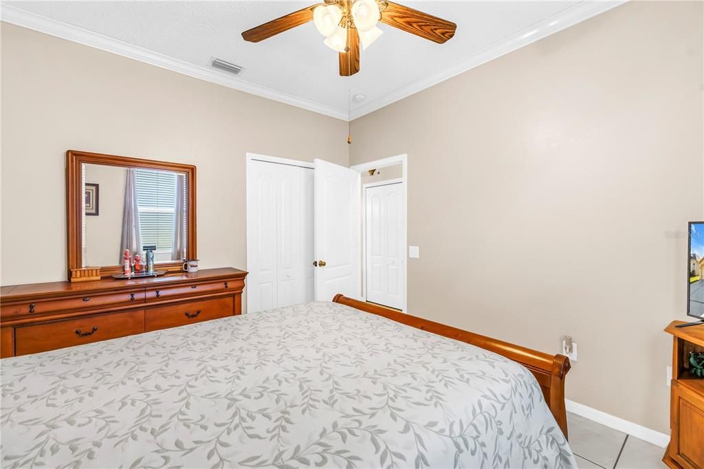 合同活跃: $370,000 (4 贝兹, 2 浴室, 1808 平方英尺)