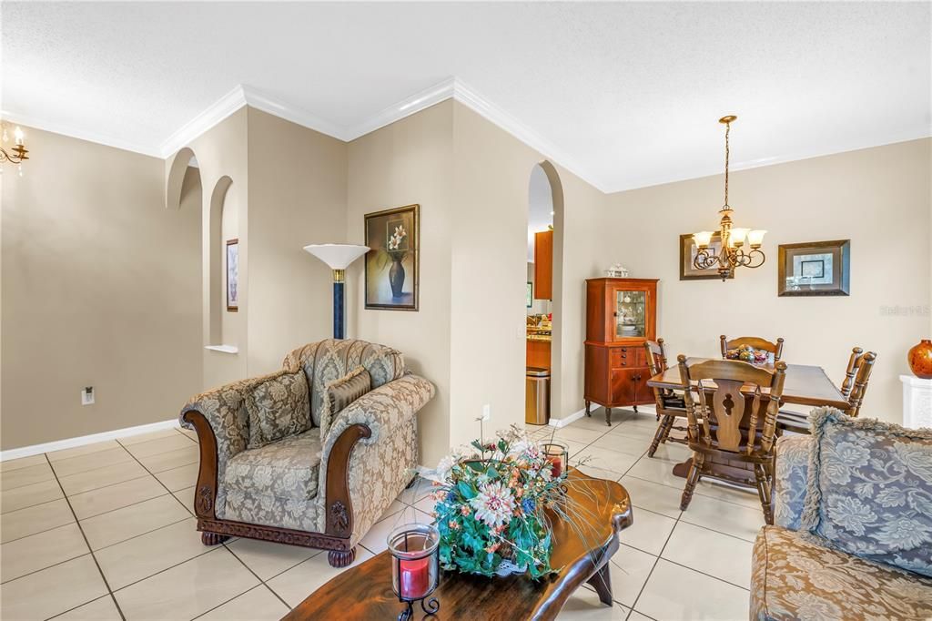 合同活跃: $370,000 (4 贝兹, 2 浴室, 1808 平方英尺)