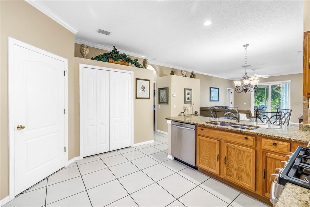 合同活跃: $370,000 (4 贝兹, 2 浴室, 1808 平方英尺)