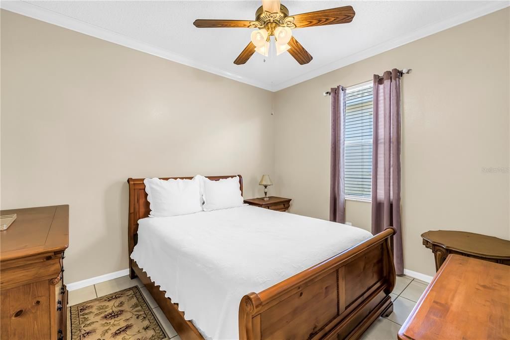 合同活跃: $370,000 (4 贝兹, 2 浴室, 1808 平方英尺)