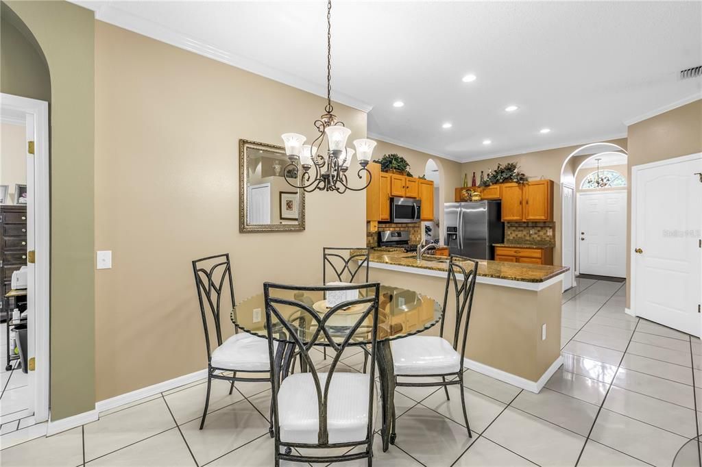 合同活跃: $370,000 (4 贝兹, 2 浴室, 1808 平方英尺)