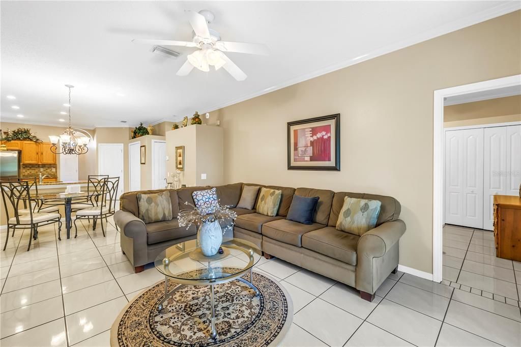 合同活跃: $370,000 (4 贝兹, 2 浴室, 1808 平方英尺)