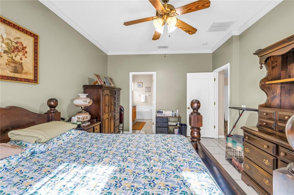 合同活跃: $370,000 (4 贝兹, 2 浴室, 1808 平方英尺)