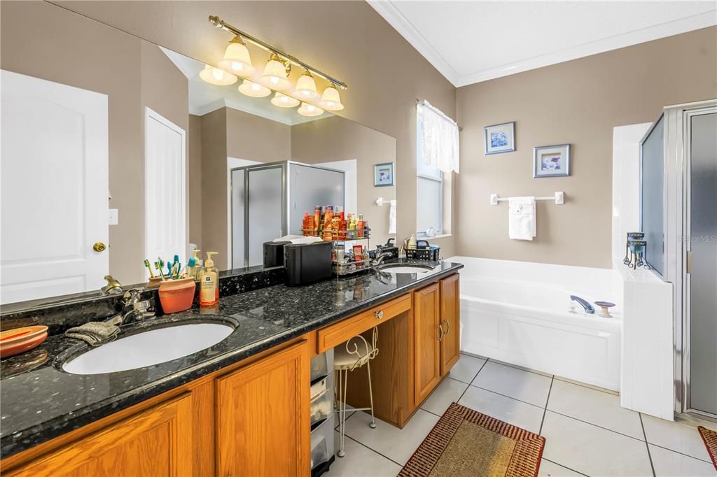 合同活跃: $370,000 (4 贝兹, 2 浴室, 1808 平方英尺)