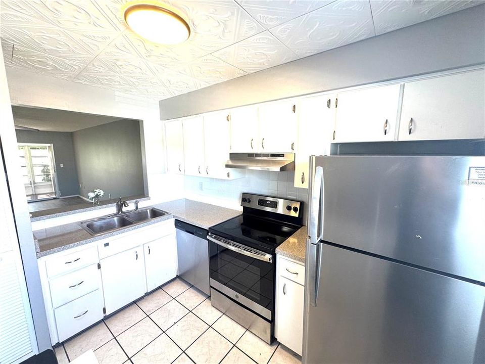 待售: $185,000 (2 贝兹, 2 浴室, 963 平方英尺)