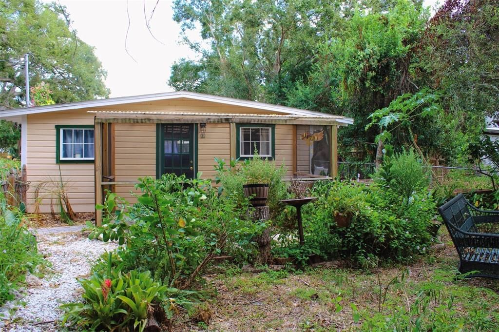 For Rent: $1,800 (1 beds, 1 baths, 352 Square Feet)