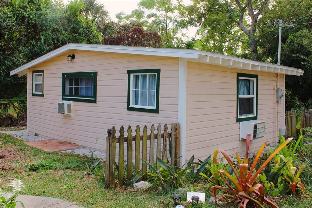 For Rent: $1,800 (1 beds, 1 baths, 352 Square Feet)