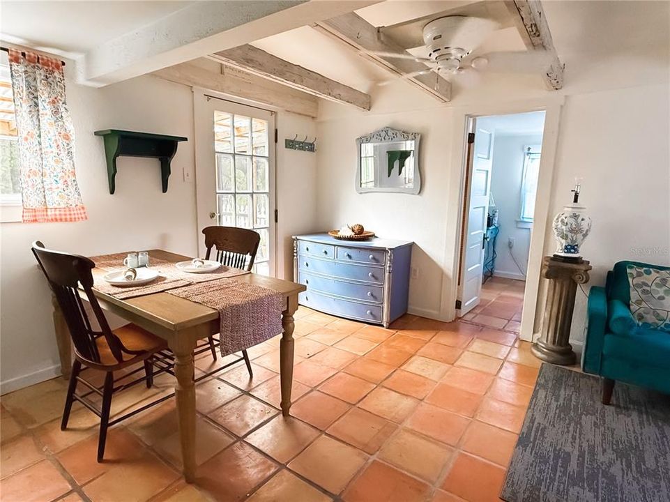 For Rent: $1,800 (1 beds, 1 baths, 352 Square Feet)