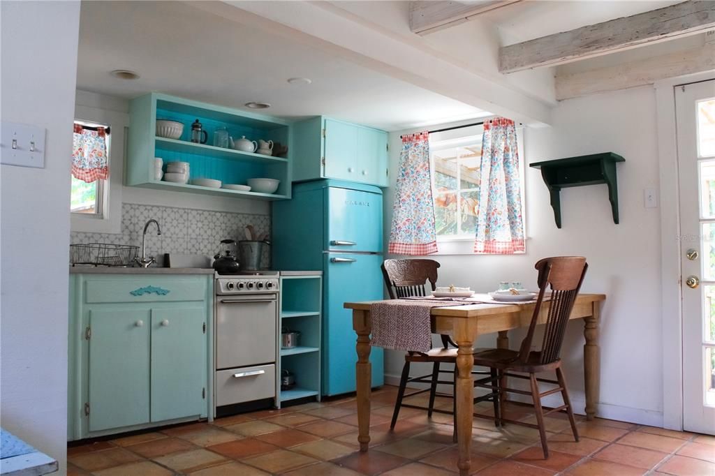 For Rent: $1,800 (1 beds, 1 baths, 352 Square Feet)