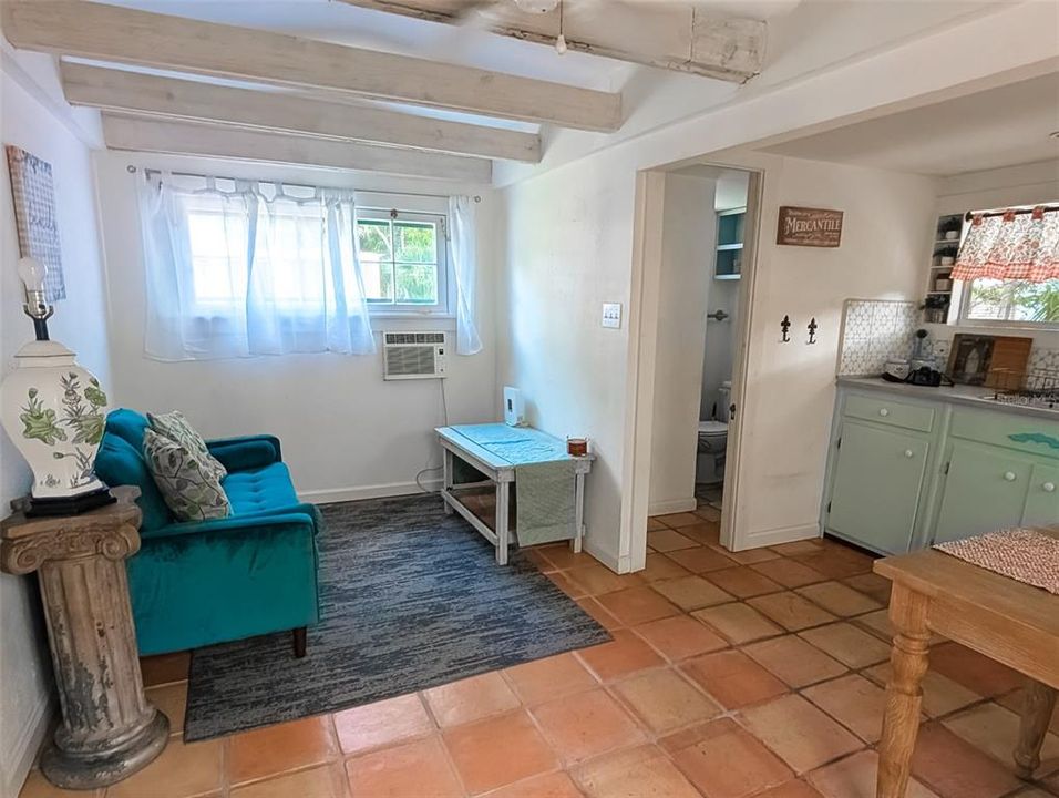 For Rent: $1,800 (1 beds, 1 baths, 352 Square Feet)