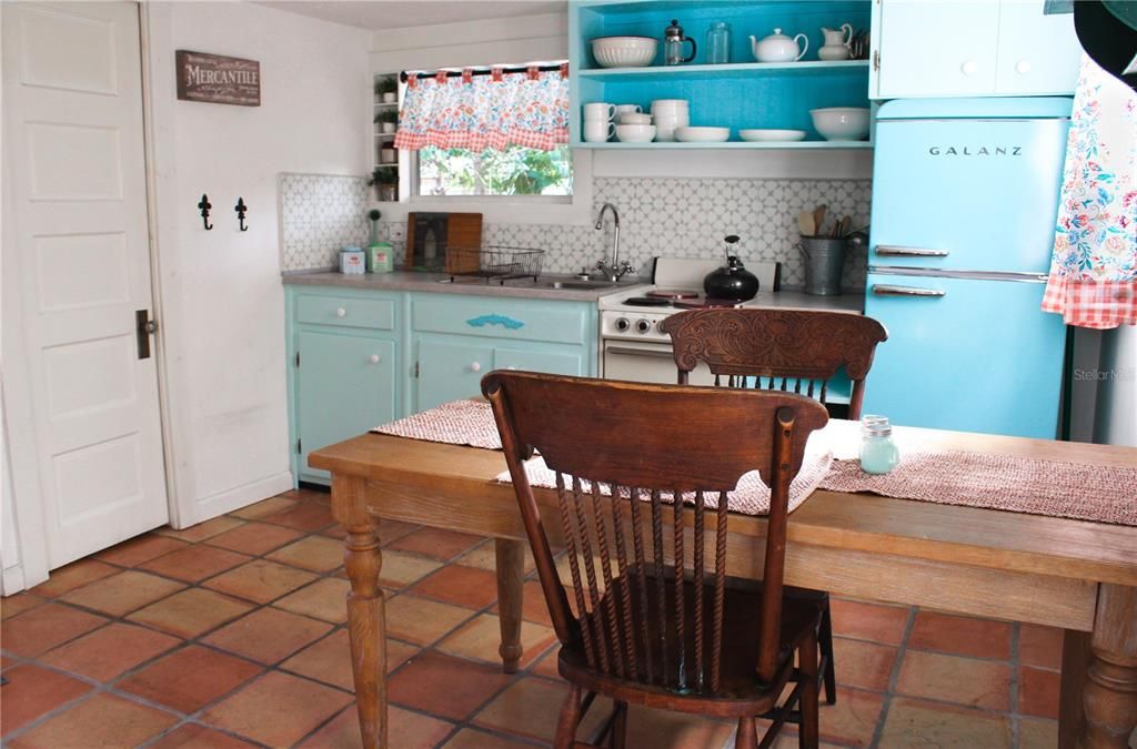 For Rent: $1,800 (1 beds, 1 baths, 352 Square Feet)