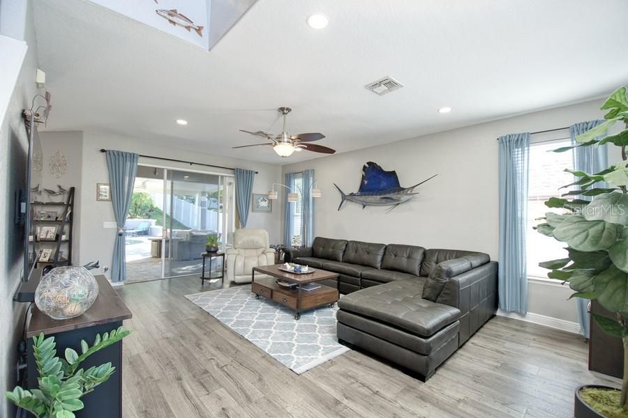 En Venta: $689,000 (5 camas, 3 baños, 2838 Pies cuadrados)